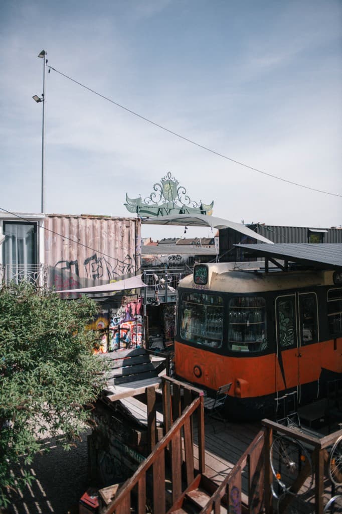 Blick über das Gelände auf den Waggon und die Container