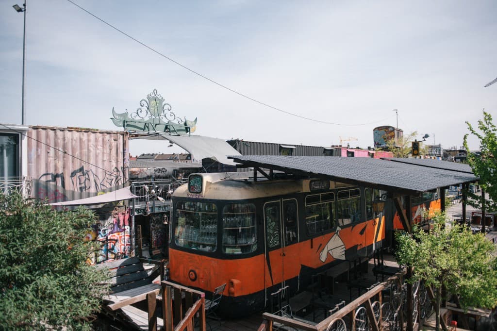Der Tram-Waggon der Tram-Bar auf dem Bahnwärter-Thiel-Gelände
